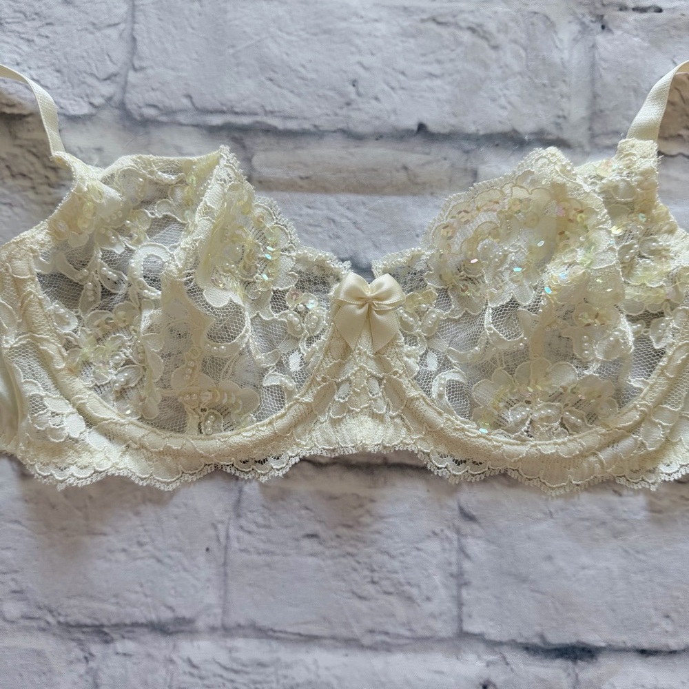 Victoria's Secret Ivory Lace Sequin Underwire Bra with Bow
